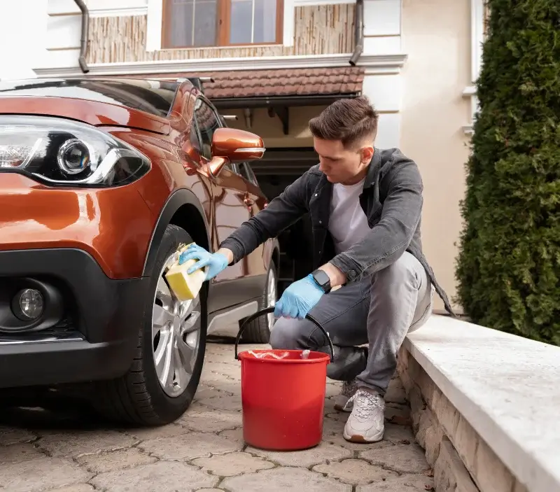 Lavage auto à domicile Chaumes-en-Retz : professionnel intervenant sur un véhicule
